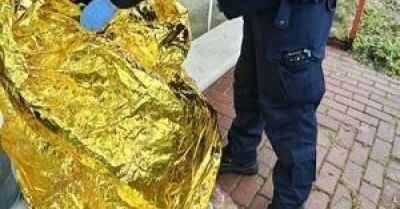 Policjanci uratowali mężczyznę w wieku 51 lat na przystanku